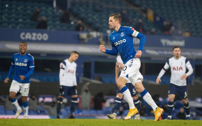 虽然纽卡斯 虽然纽卡斯